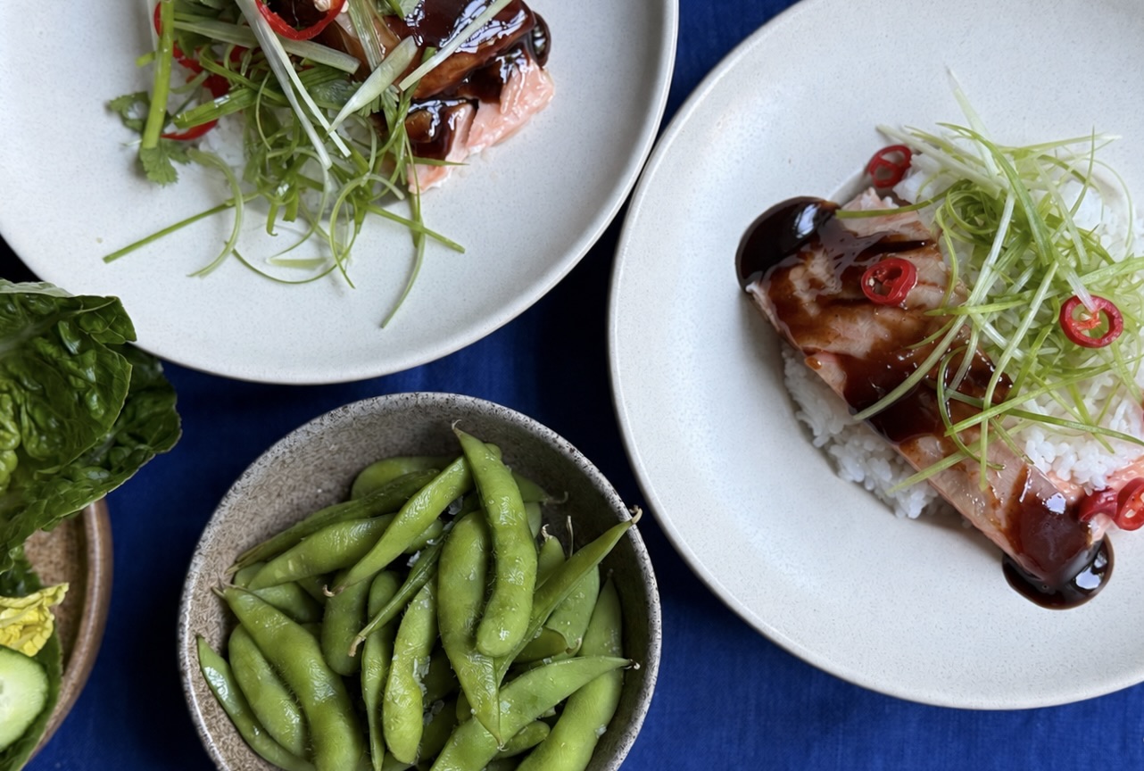 Bagt laks teriyaki med ris, krydderurter og edamame