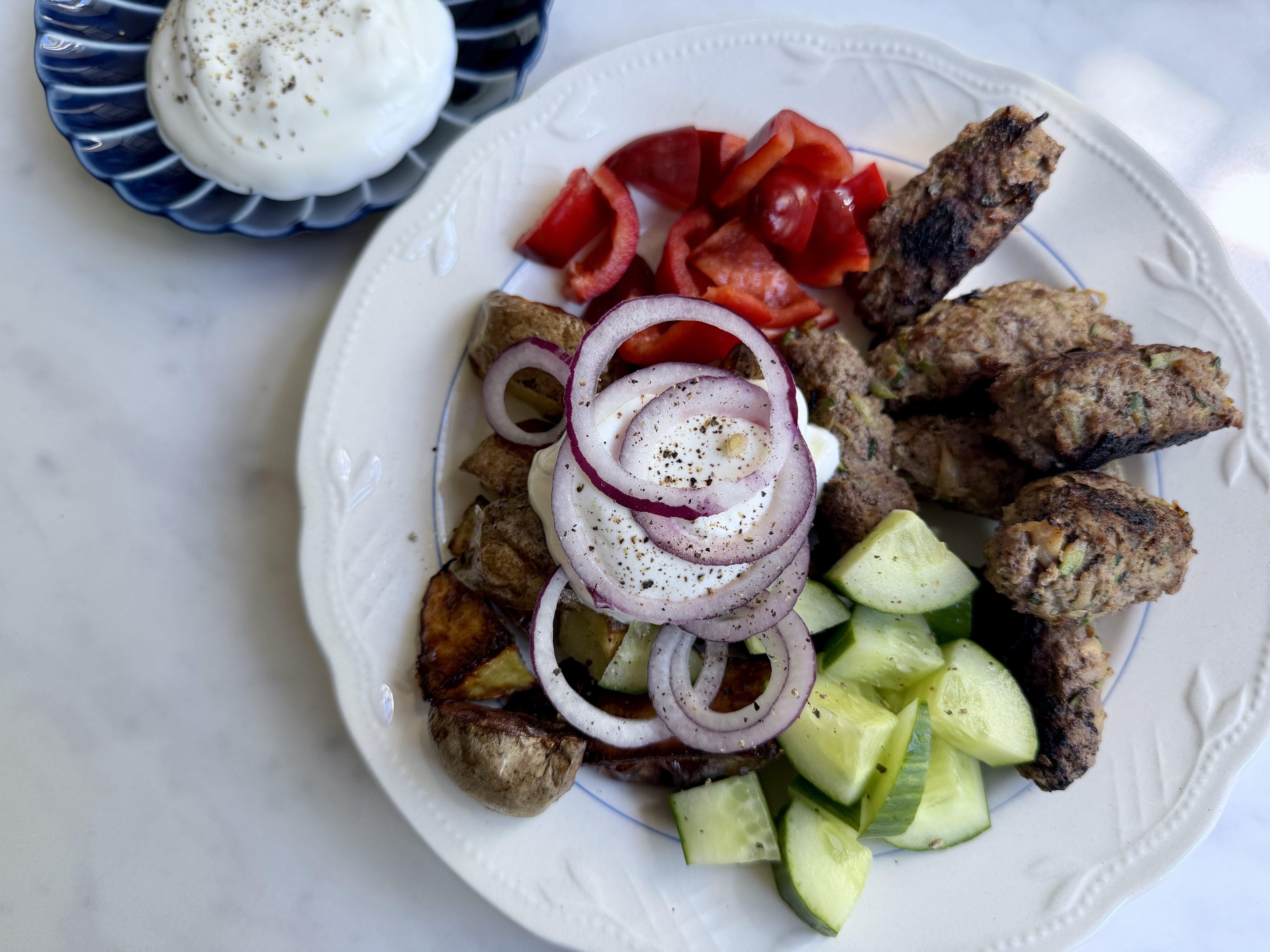 Chop kebab med knuste kartofler, salat og yoghurtdressing