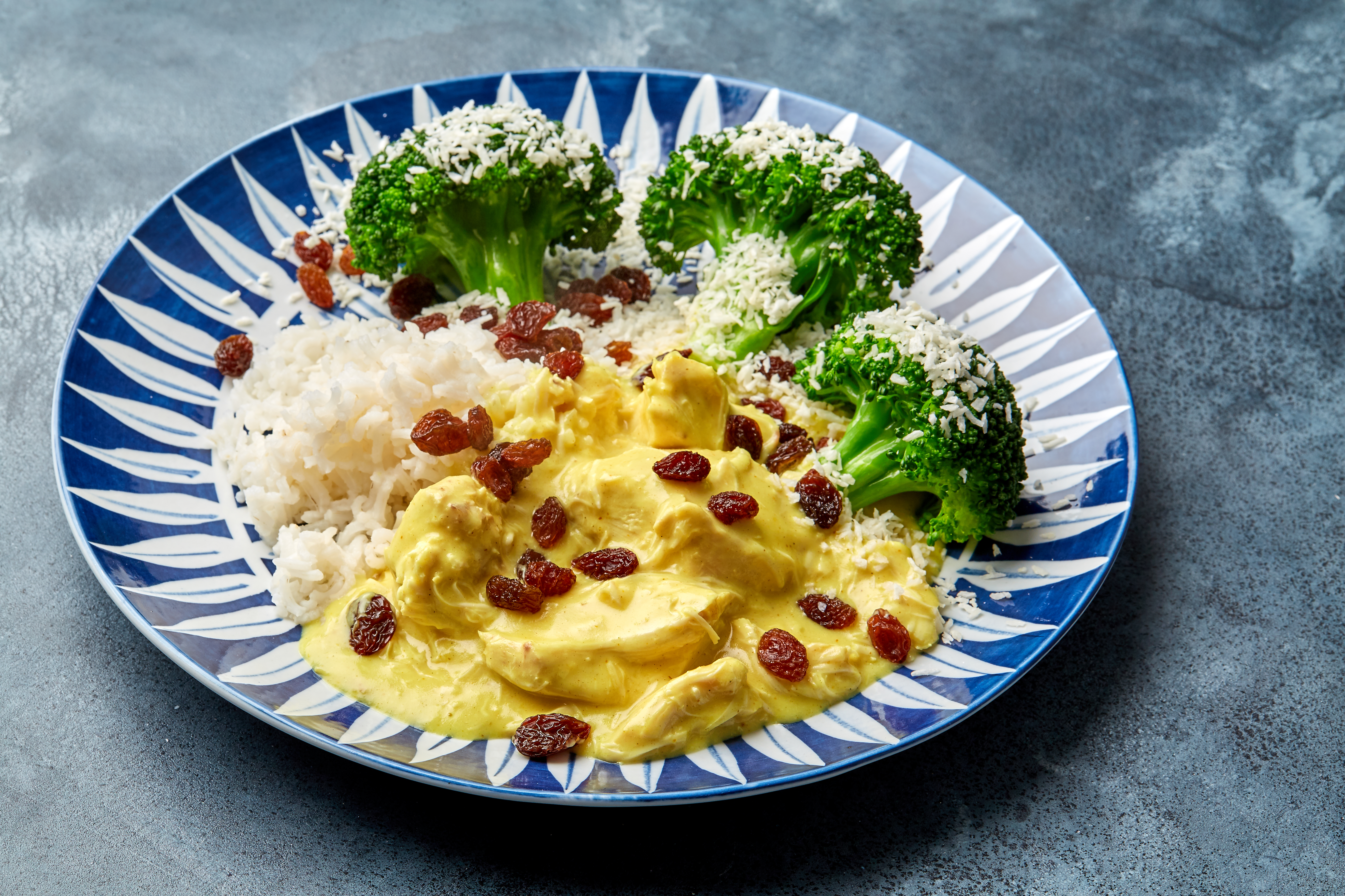 Heat: Kylling i karry med broccoli, rosiner, kokos og ris