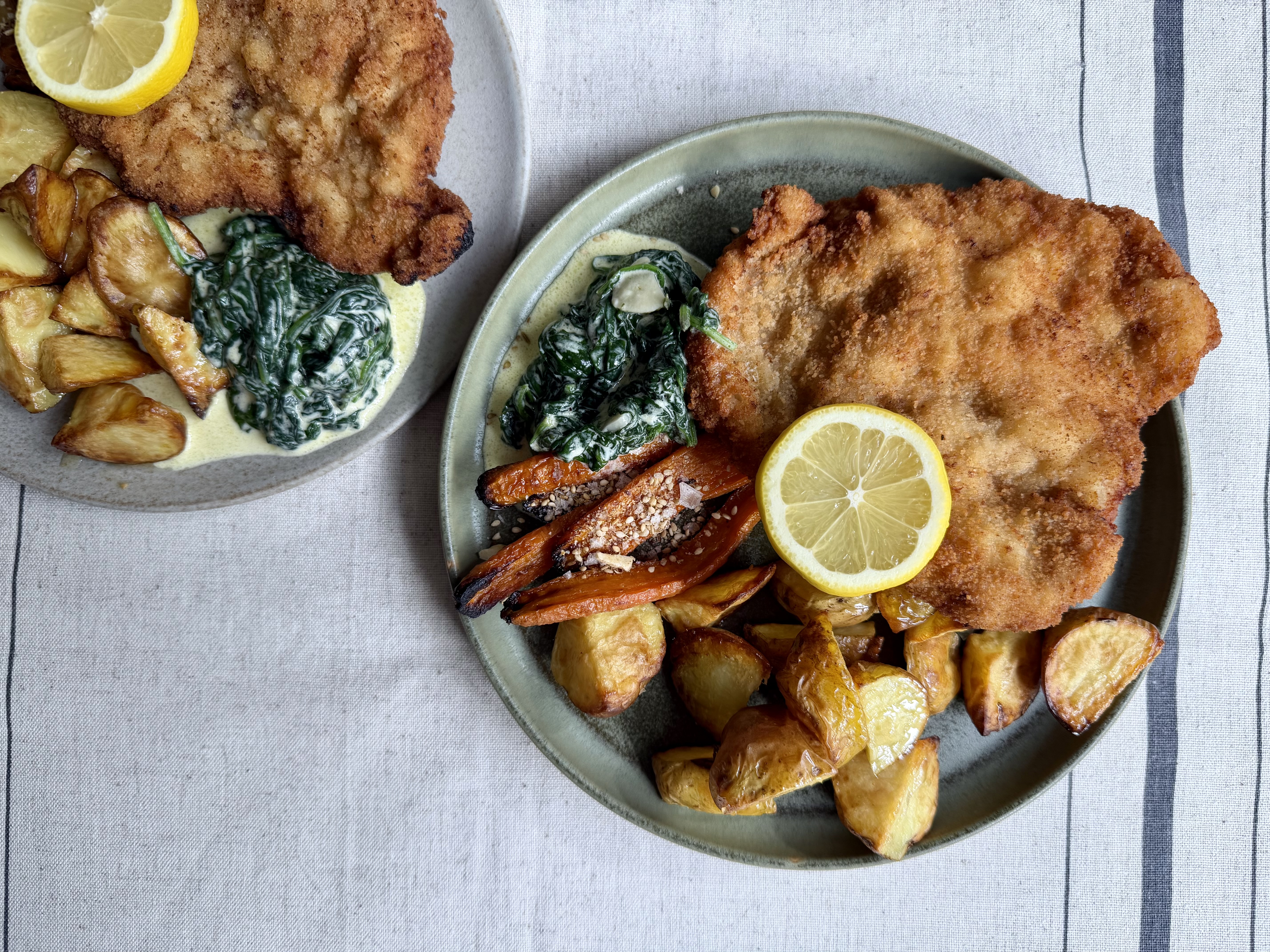 Koteletter a la schnitzel med flødespinat og bagte gulerødder