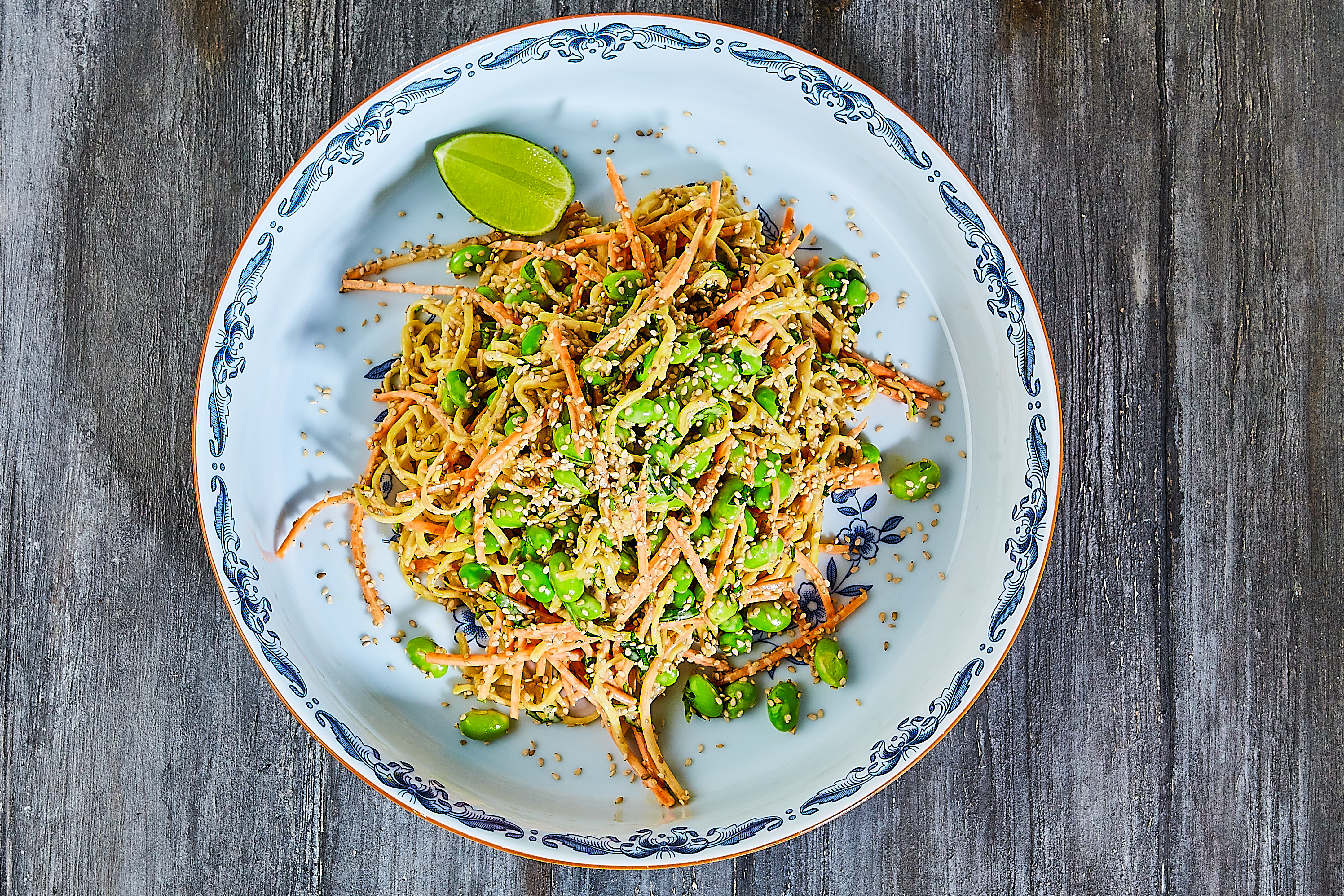 Nudelsalat med Goma-sesam dressing og edamamebønner