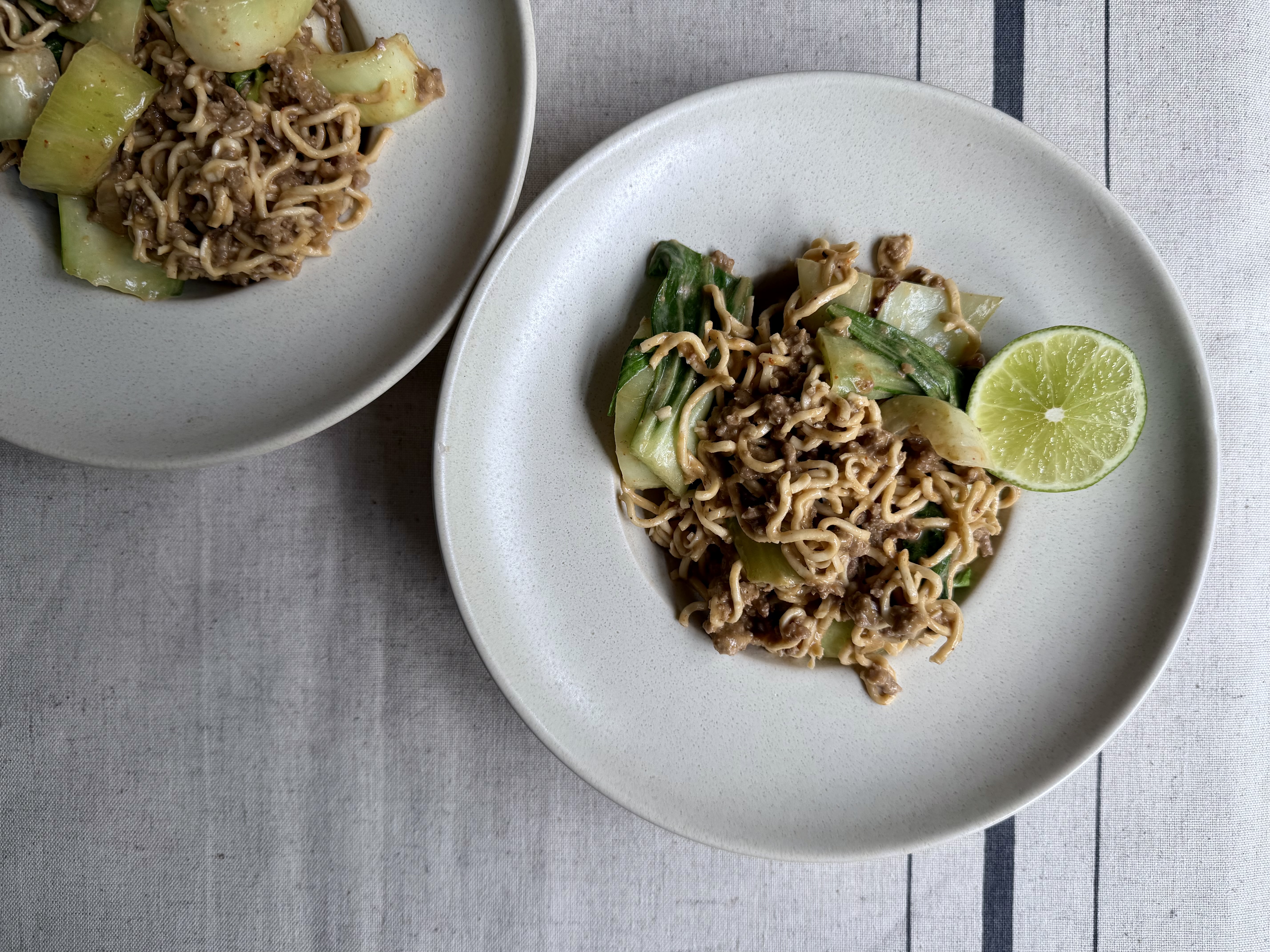 Nudler med krydret oksekød, pak choy, kokos og peanutbutter