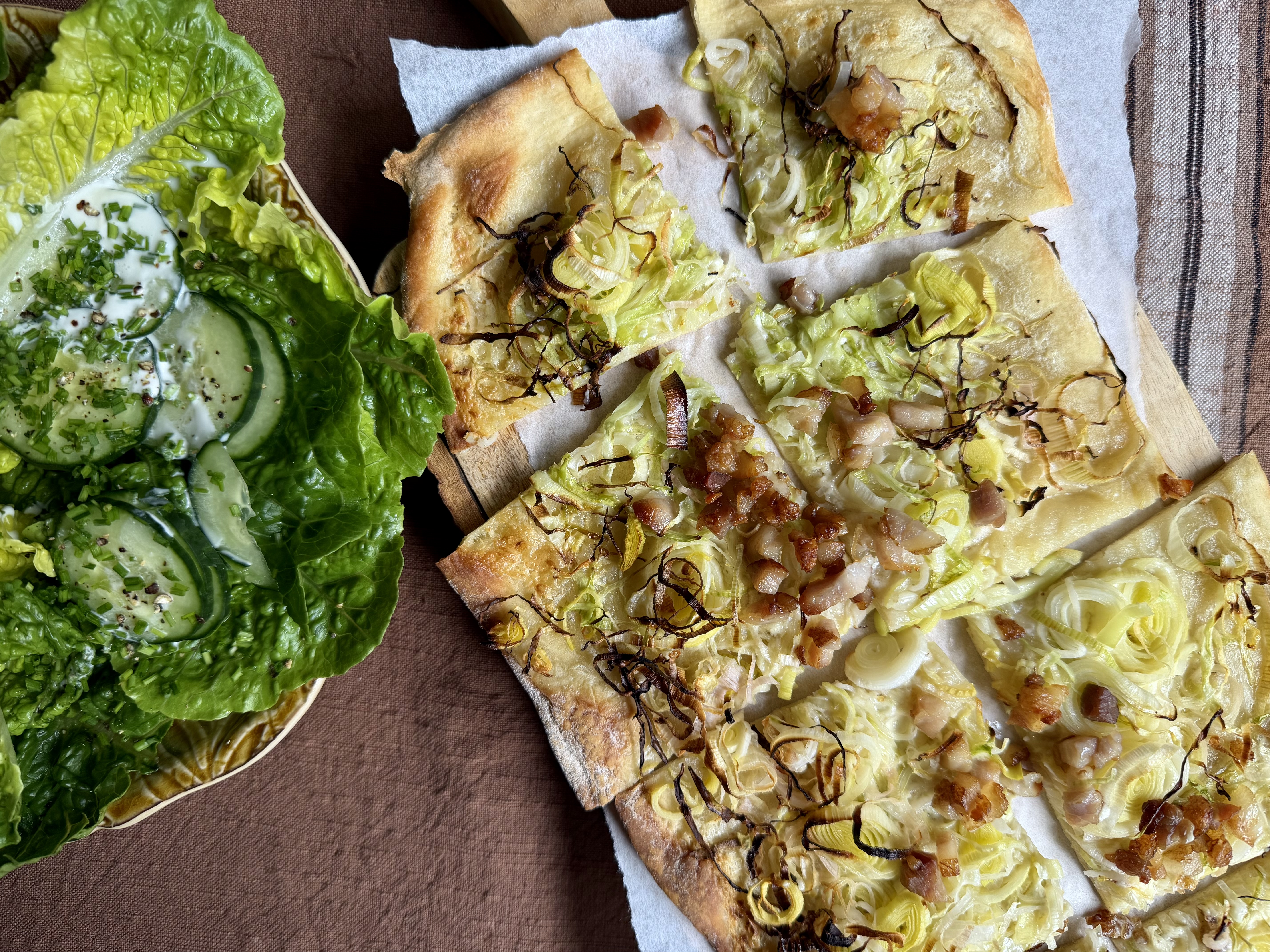 Pizza a la flammkuchen med sprød salat med ranchdressing