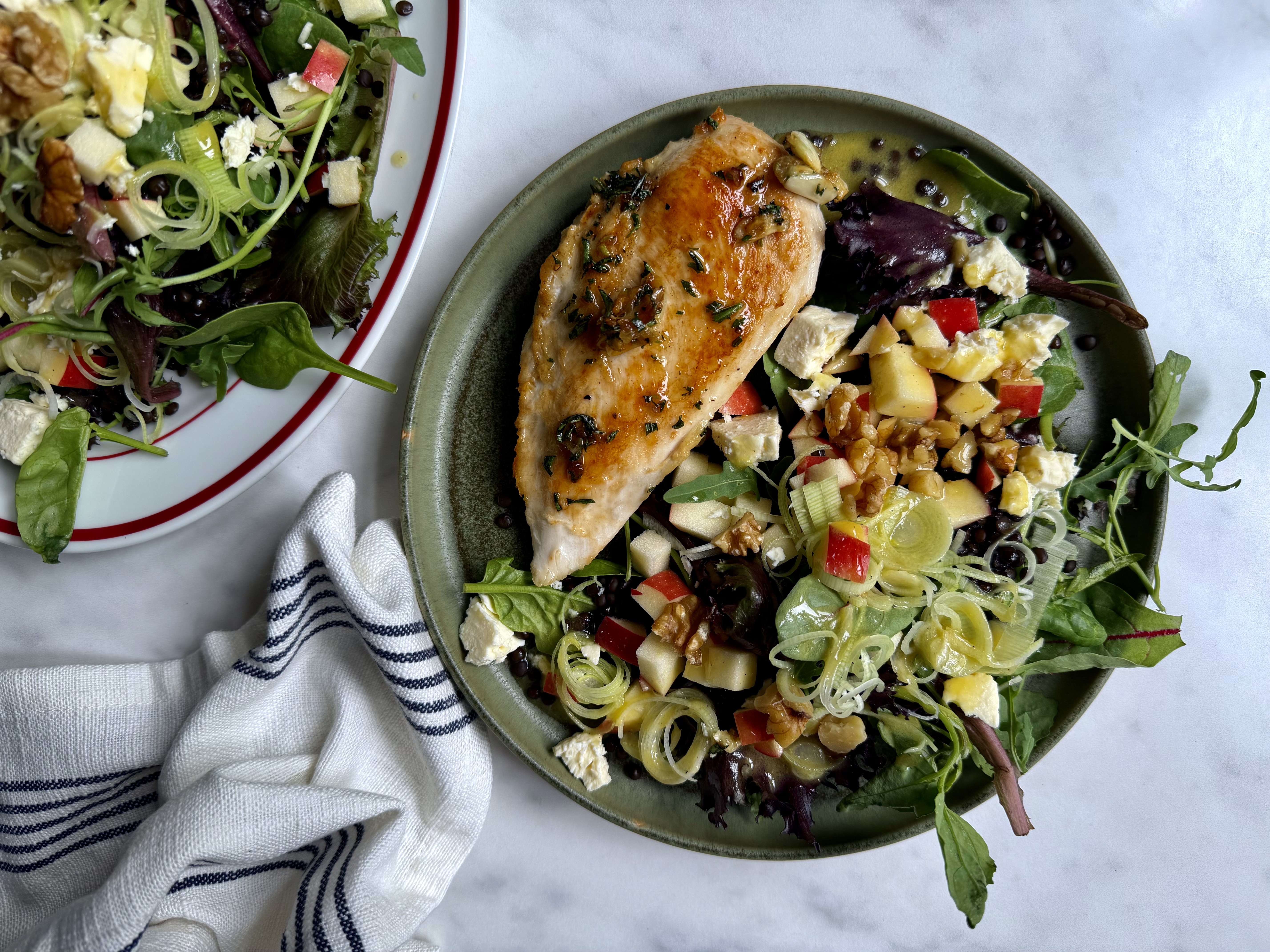 Stegt kylling med belugalinsesalat med æble, valnødder og sennep