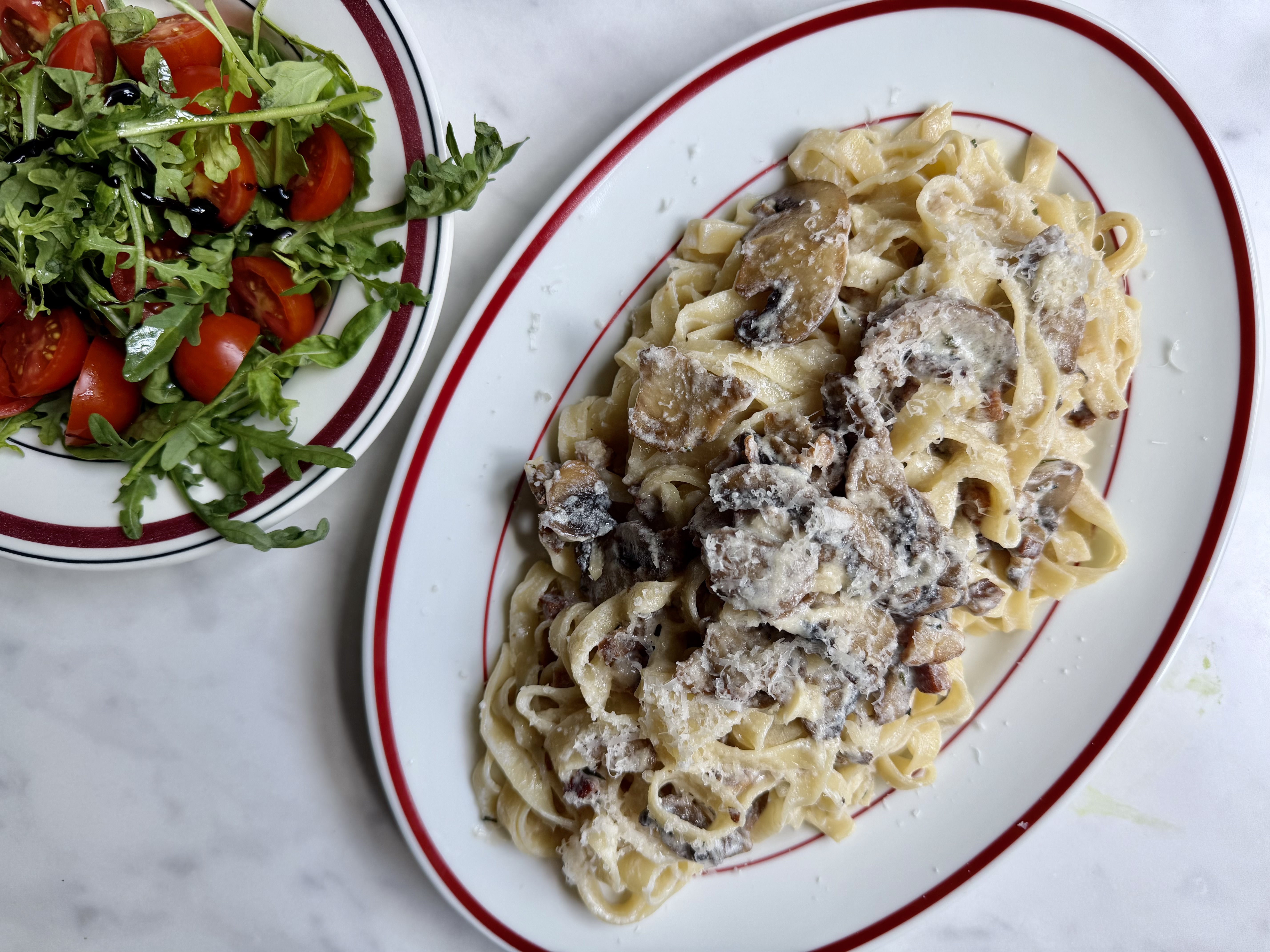 Tagliatelle med svampe, ricotta og bacon
