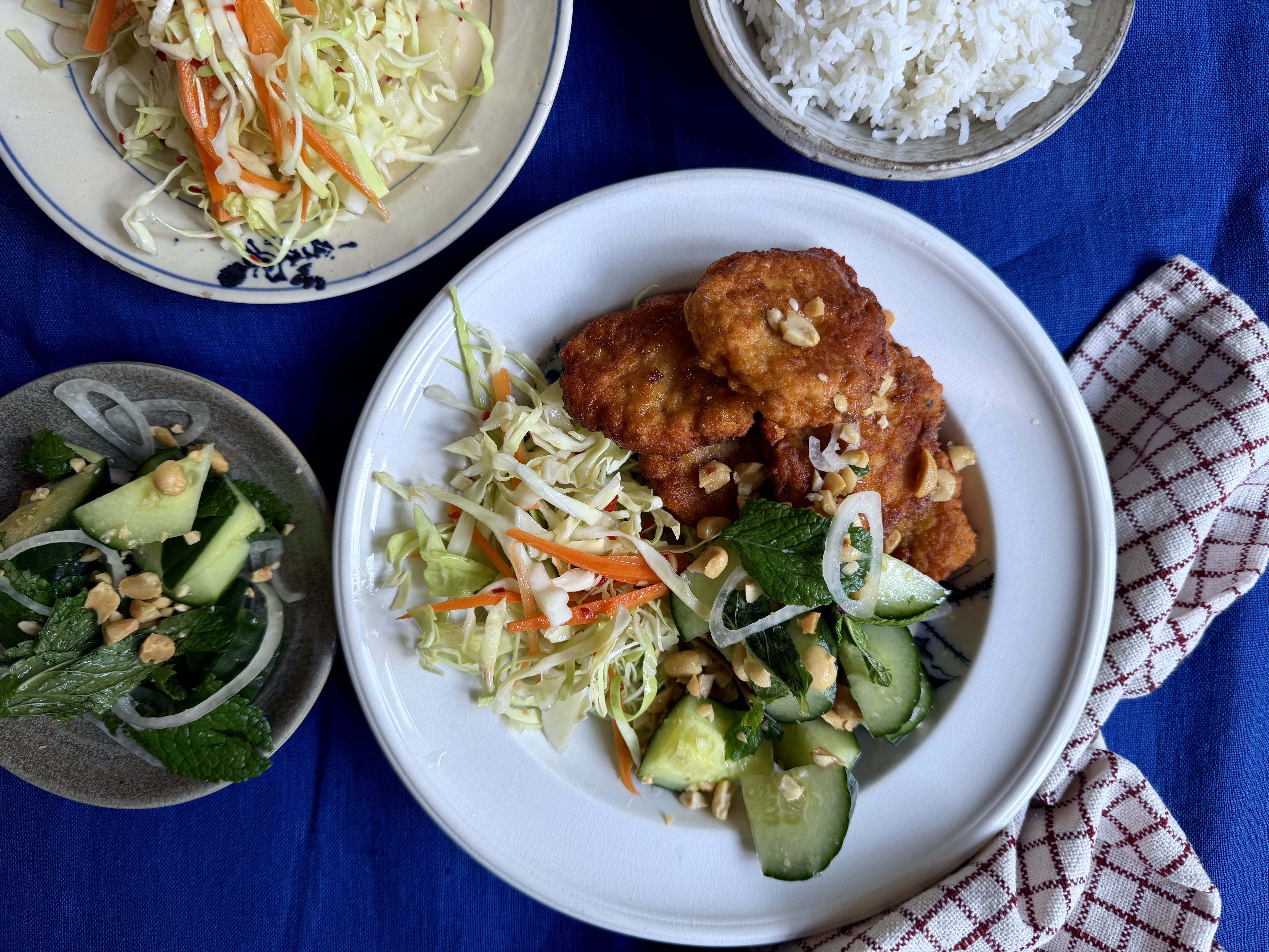 Thai style fiskefrikadeller med spicy kålsalat og sprød agurkesalat